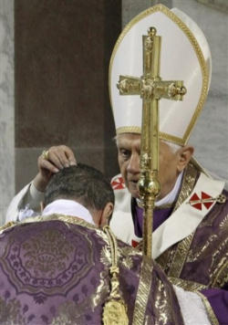 Image of Pope Benedict XVI distributing Ashes on Ash Wednesday 2010.